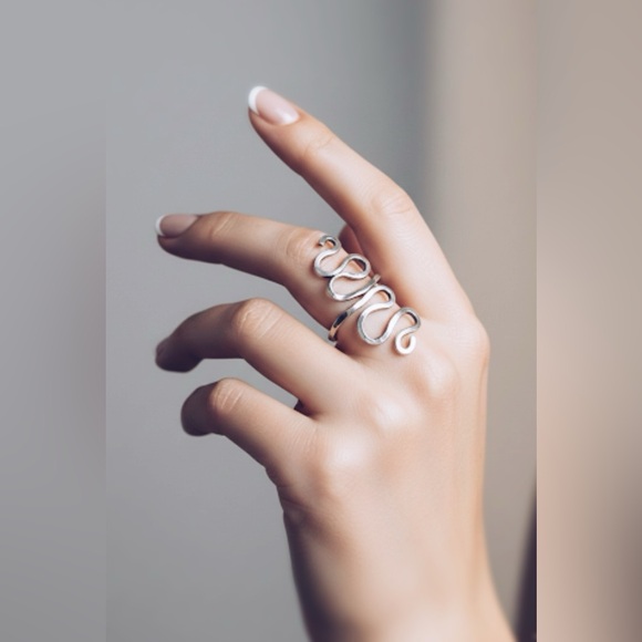 Vintage Artisan Silver Wave Statement Ring - Picture 3 of 8